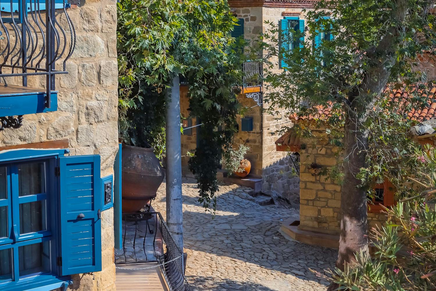 Çanakkale Adatepe Köyü taş evleri ve Kazdağları manzarası