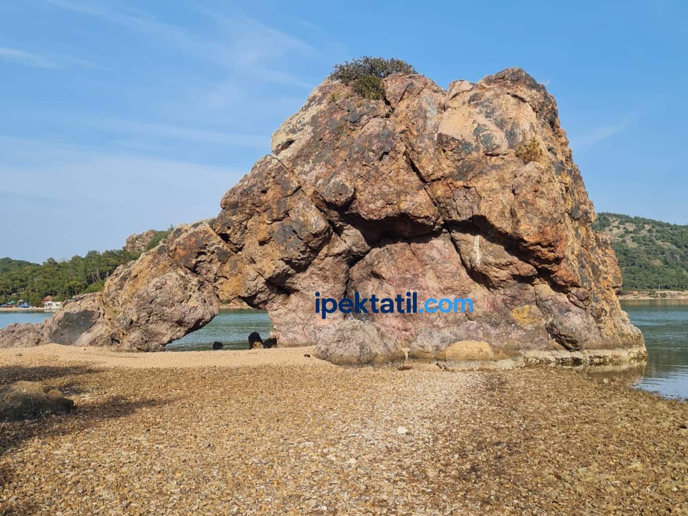 Ayvalık Delikli Kaya