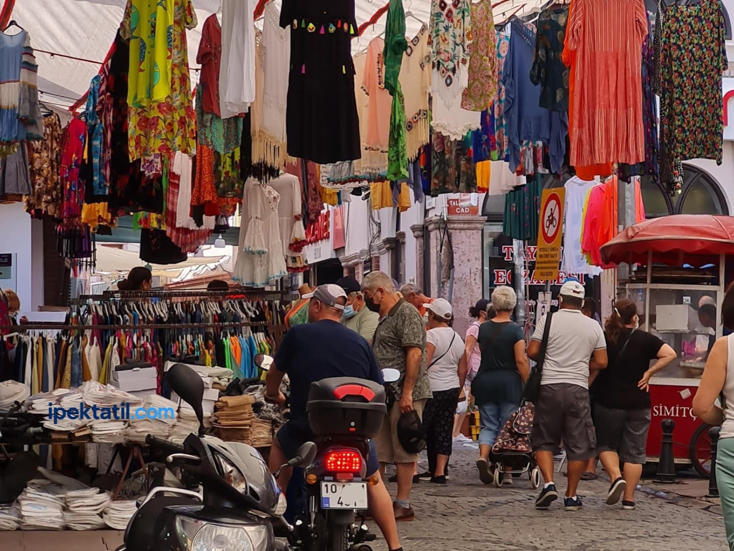 Ayvalık pazarı hangi gün kuruluyor?