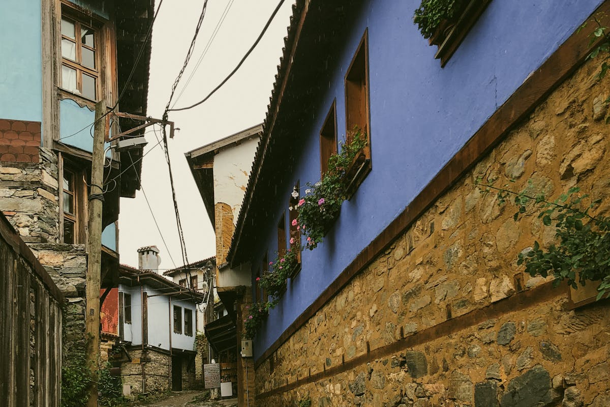 Bursa Cumalıkızık’ta Osmanlı döneminden kalma renkli tarihi evler ve taş sokaklar