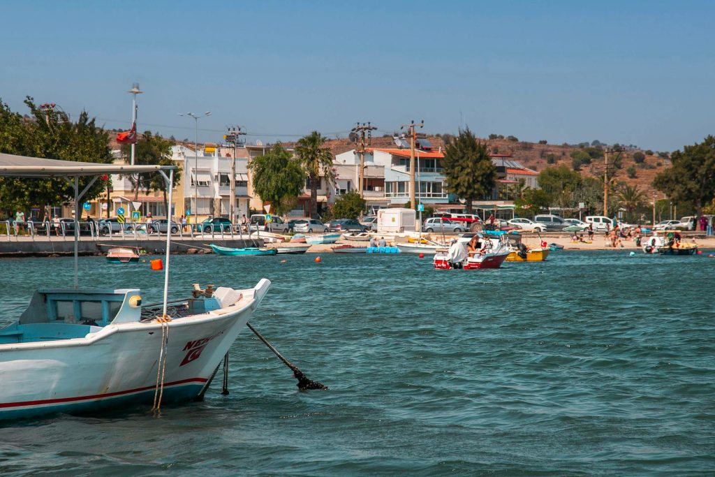 Ege’nin en güzel sahil köylerinden birinde deniz kenarında taş evler ve turkuaz koy manzarası