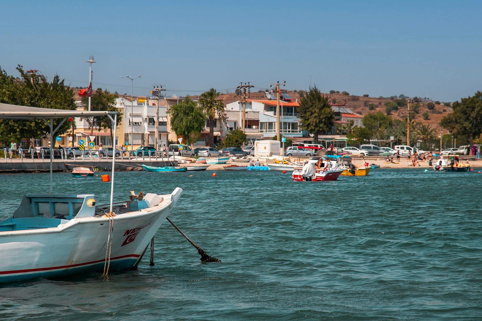 Ege’nin en güzel sahil köylerinden birinde deniz kenarında taş evler ve turkuaz koy manzarası