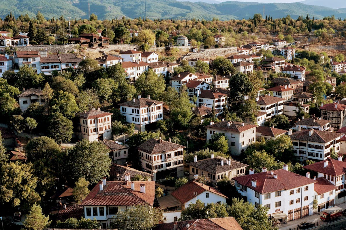 Safranbolu’da yüksekten çekilmiş tarihi Osmanlı evleri ve köy manzarası