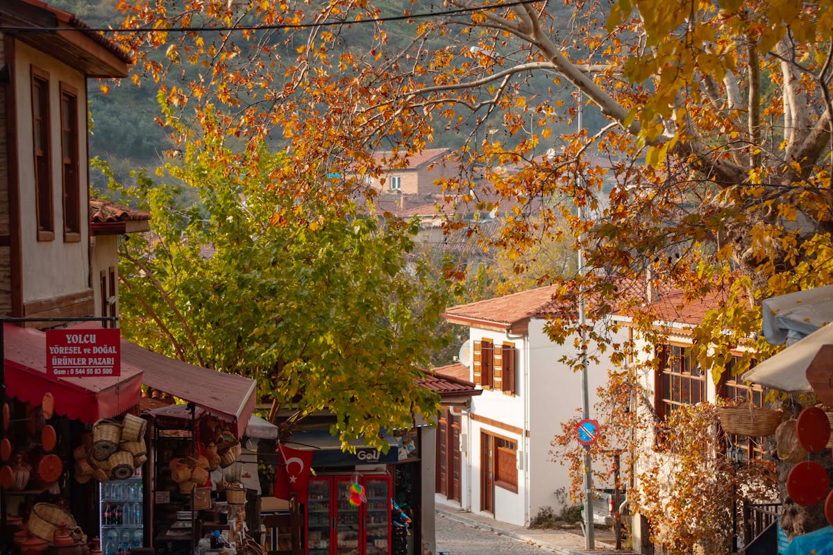 İzmir Birgi’de Osmanlı döneminden kalma tarihi konaklar ve taş sokaklar