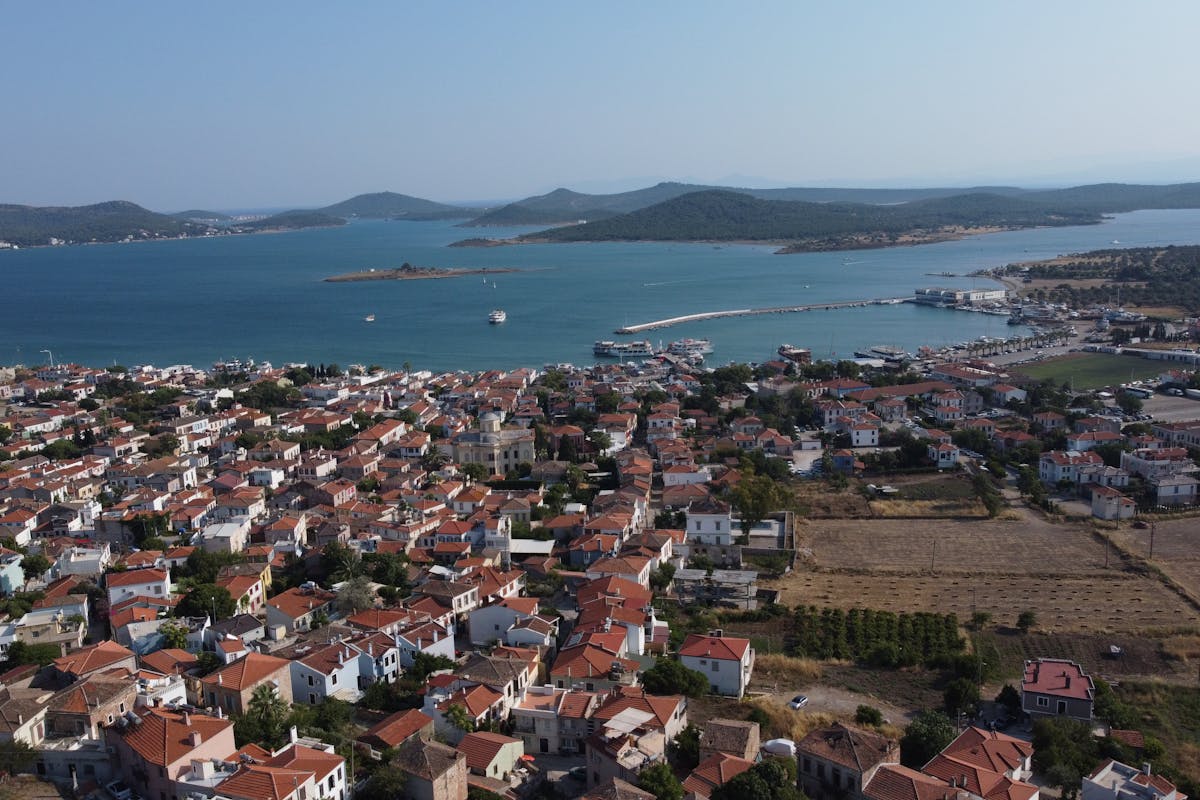 Balıkesir Ayvalık Cunda Adası’nda taş evler ve deniz manzarası
