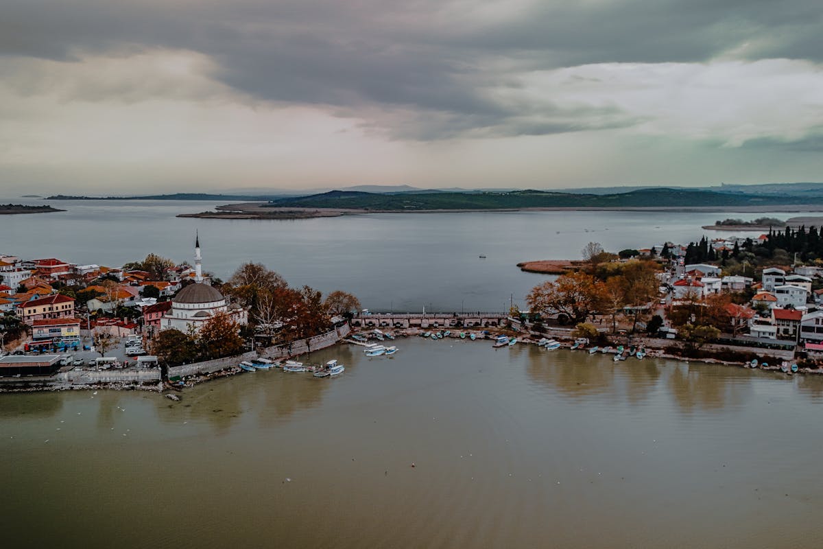 Bursa Gölyazı’da Uluabat Gölü kıyısındaki balıkçı tekneleri ve köy manzarası