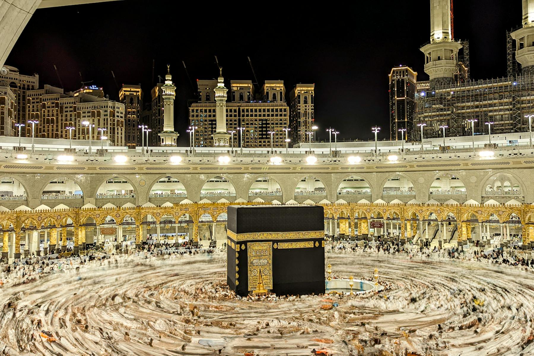 Mekke’de çekilmiş Kabe fotoğrafı gece görünümü ve geniş çekim