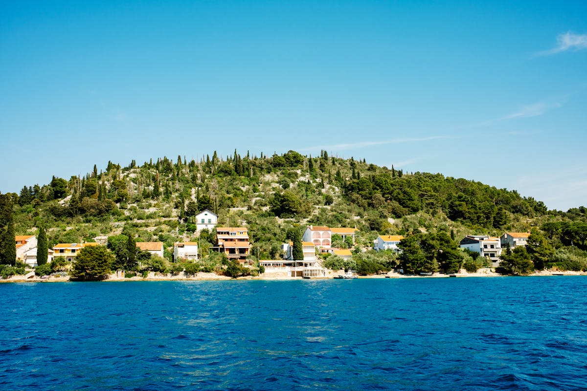Türkiye’nin en güzel köyleri arasında yer alan deniz kenarında sakin bir sahil köyü manzarası