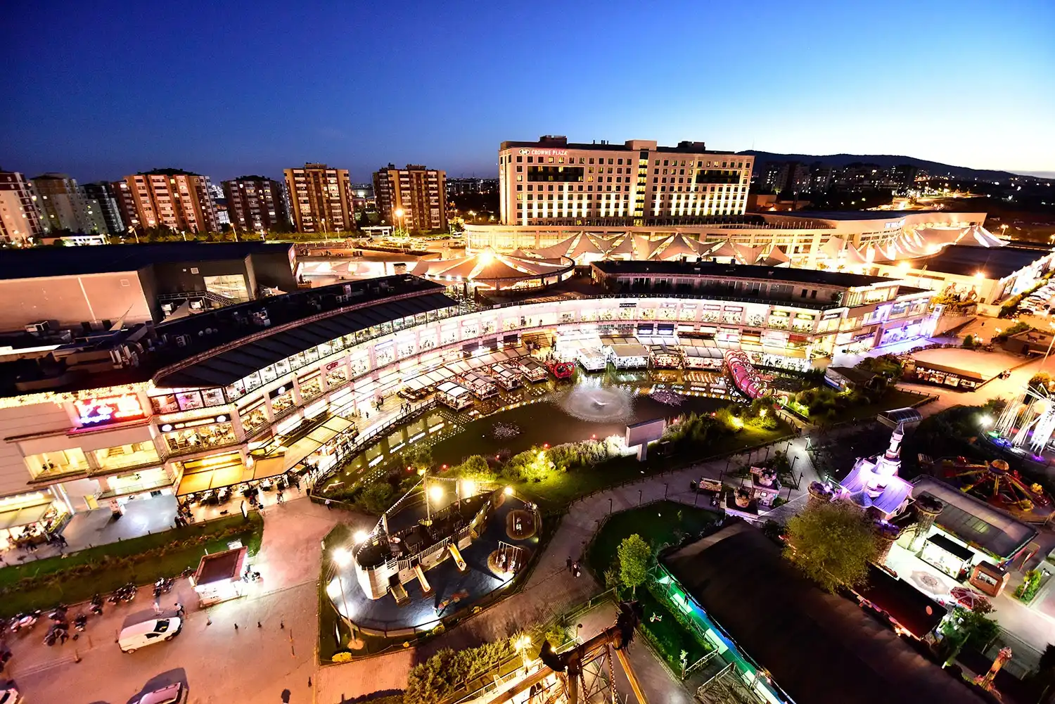 Viaport Asya AVM Dış Cephe Akşam Manzarası