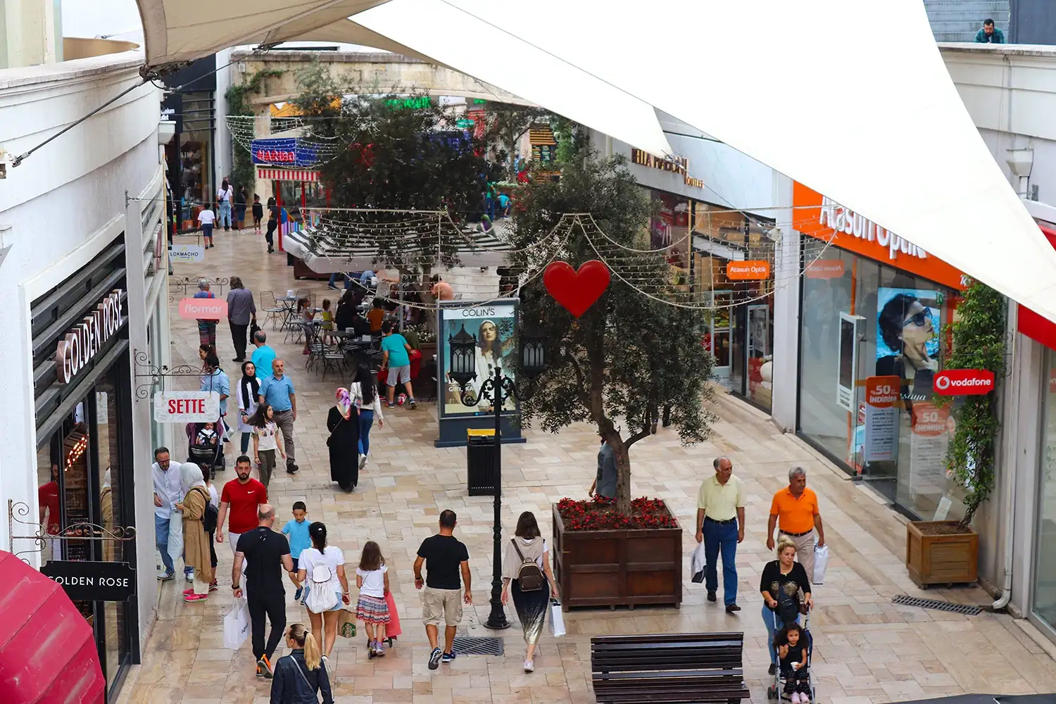 Viaport Asya AVM iç mekan alışveriş alanı görünümü