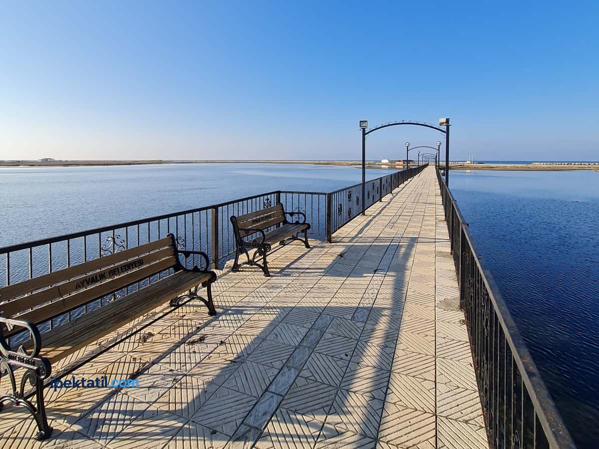 Altınova Kum Adasına ulaşım için kullanılan köprü