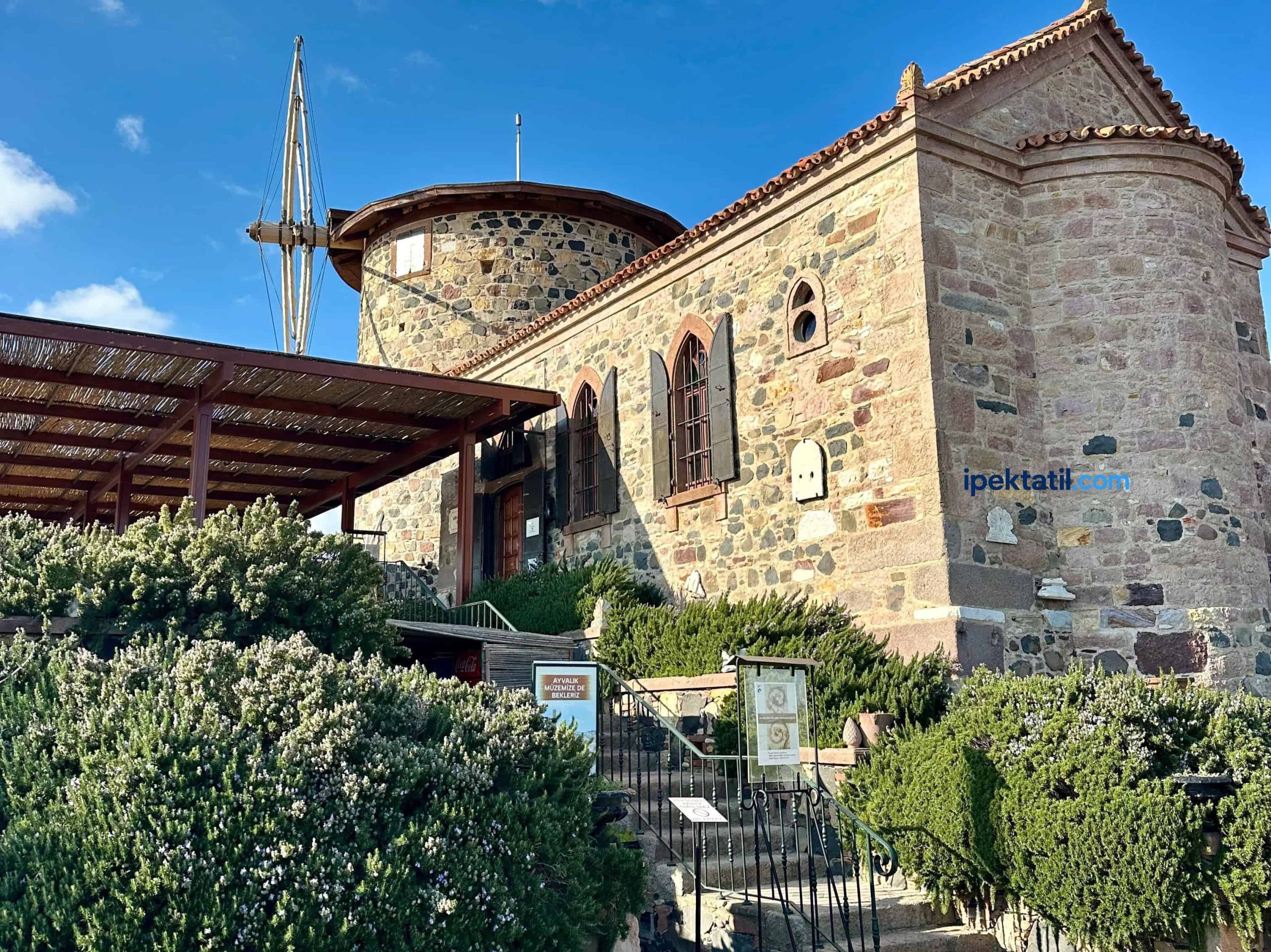 Aşıklar Tepesi ve Sevim Necdet Kent Kitaplığı Cunda Adası